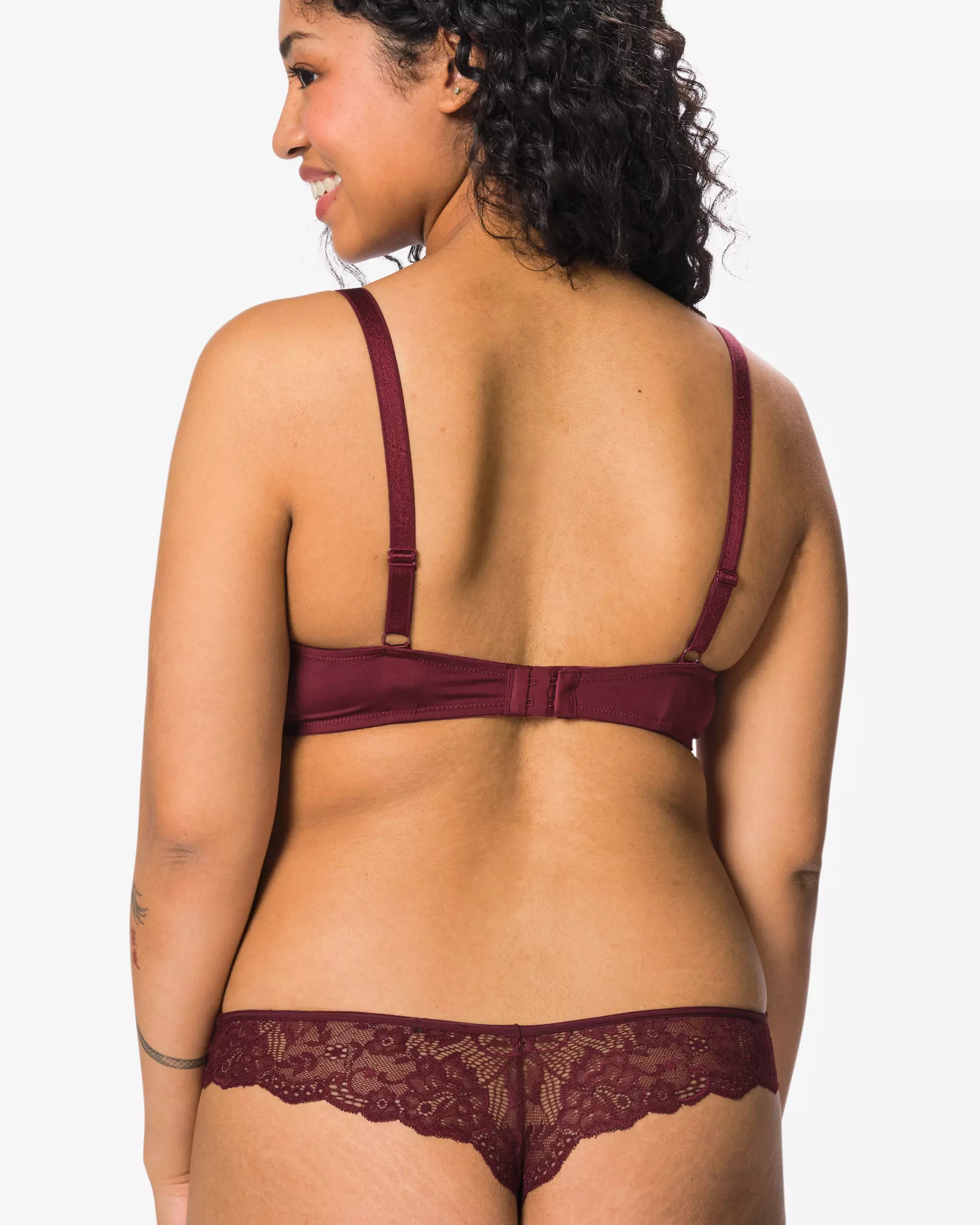 string femme microfibre découpé au laser avec dentelle