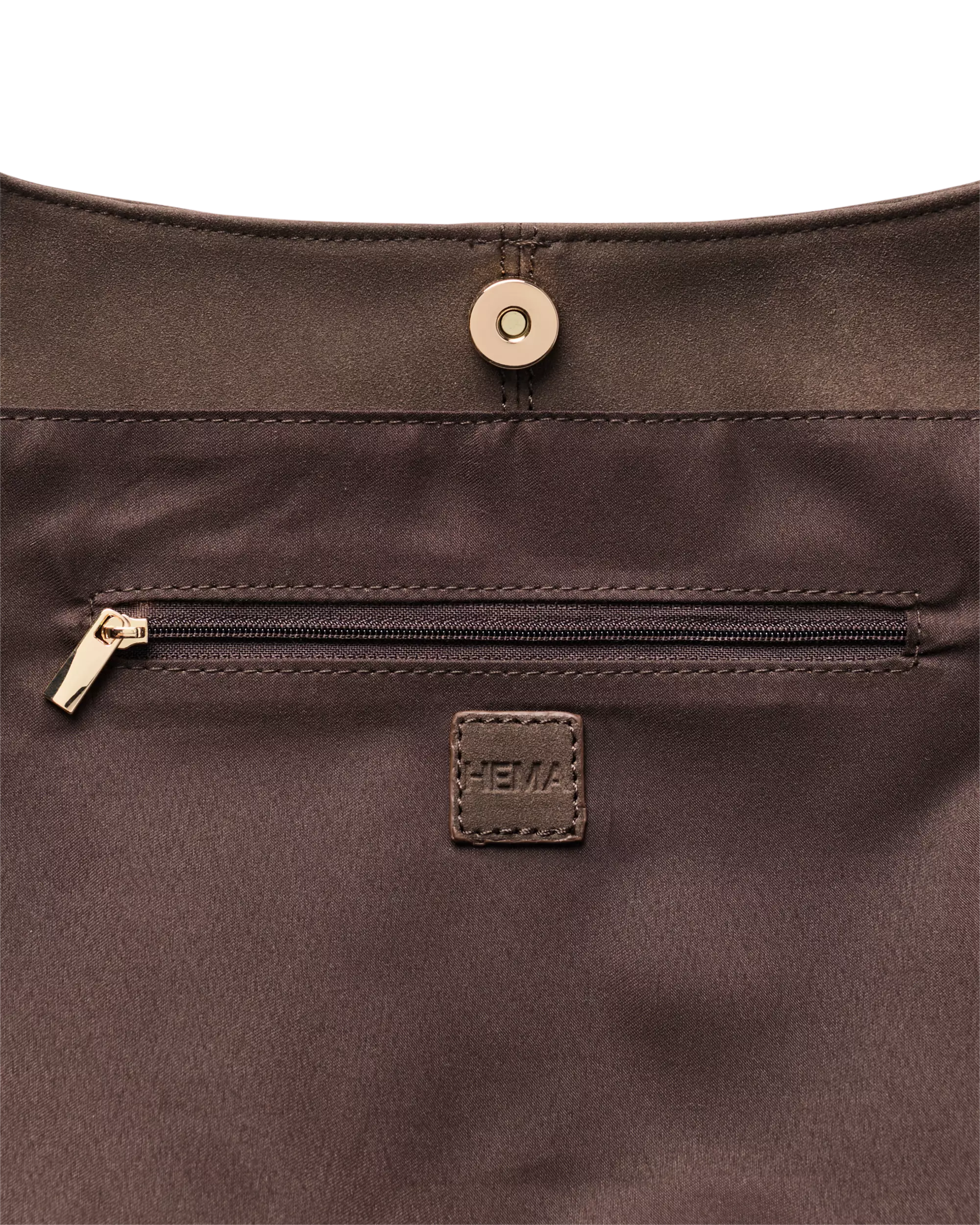 fermeture magnétique sur sac à bandoulière marron foncé pour femmes en aspect daim