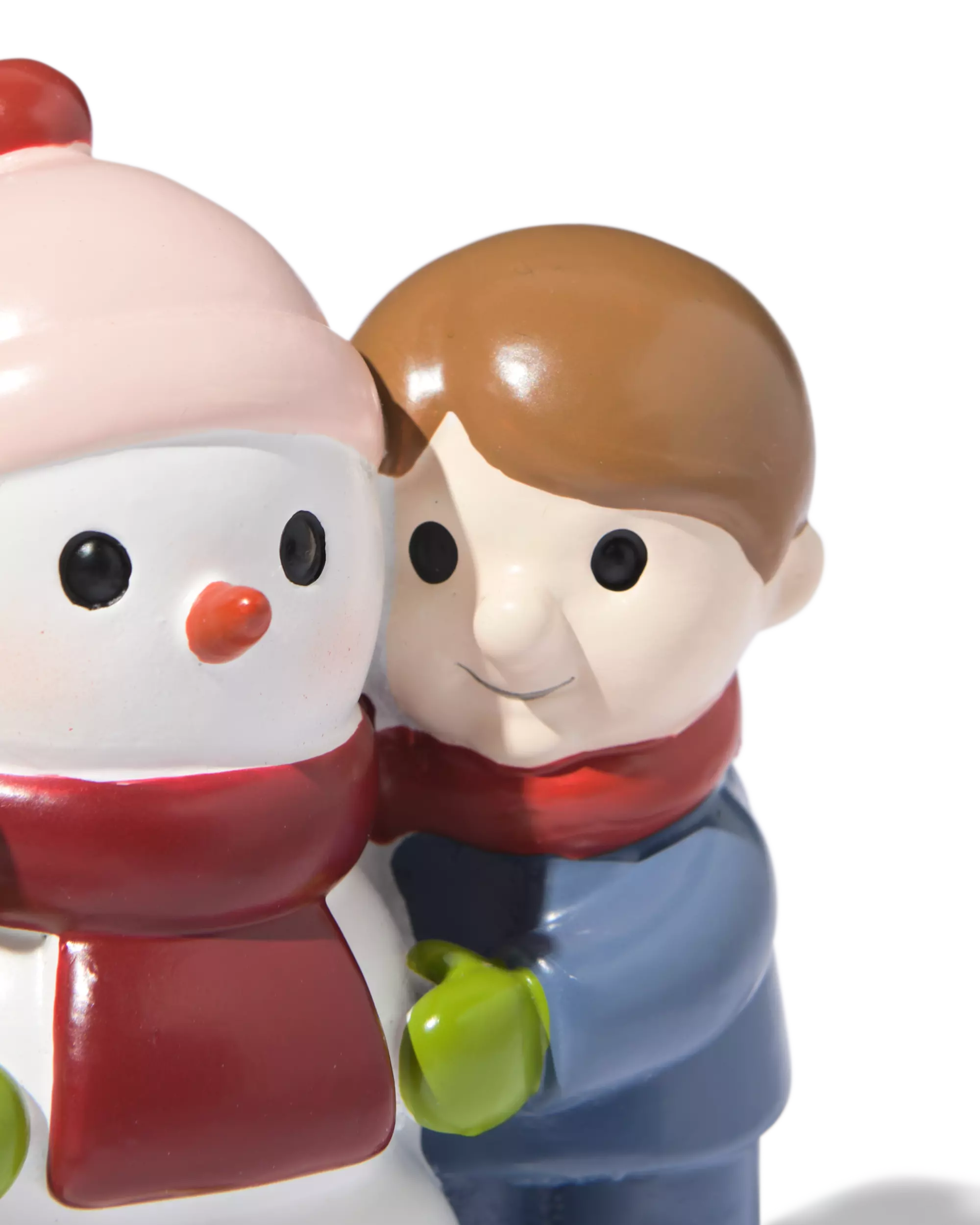 enfants avec bonhomme de neige devant le village de Noël