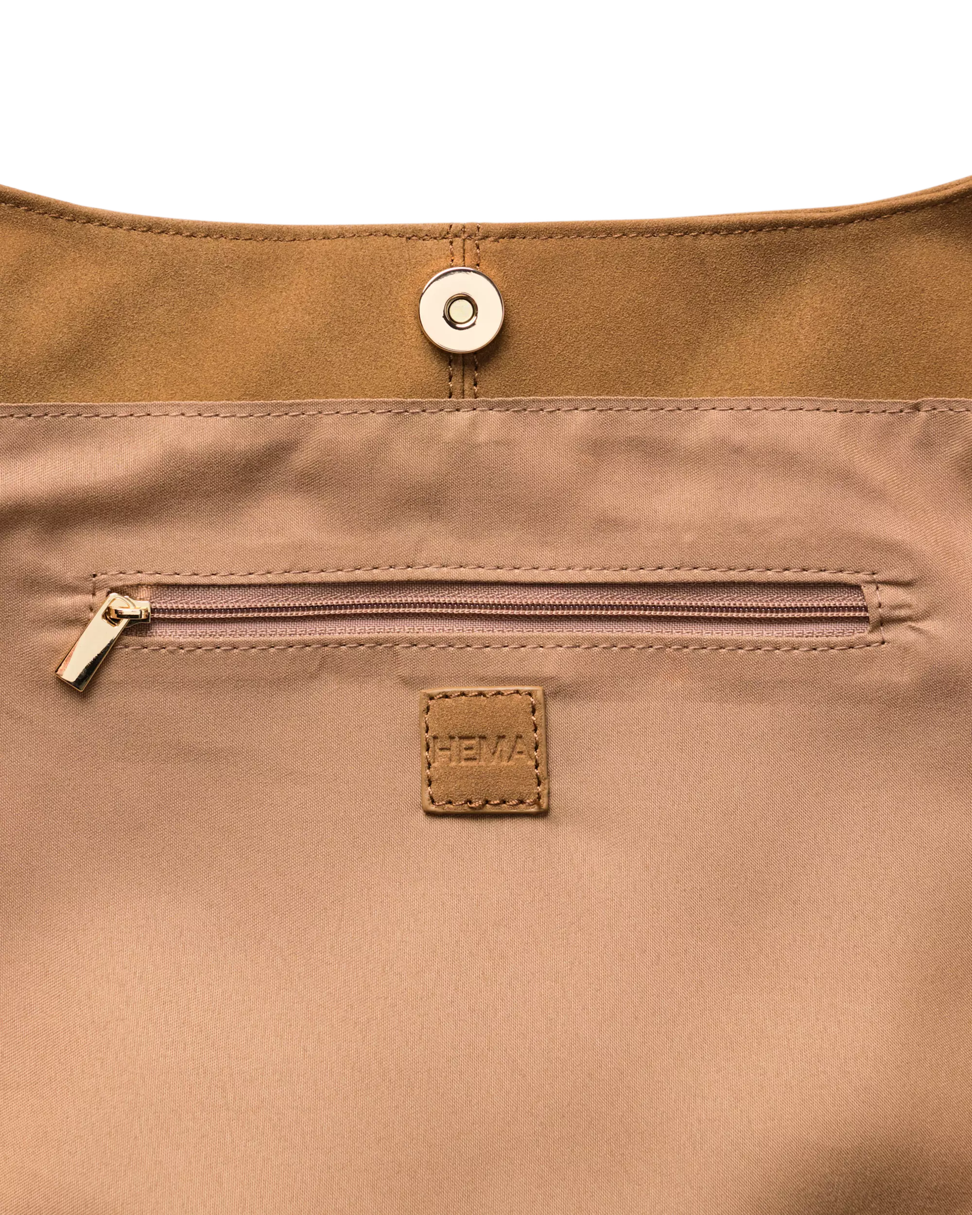 fermeture magnétique sur sac à bandoulière camel aspect daim