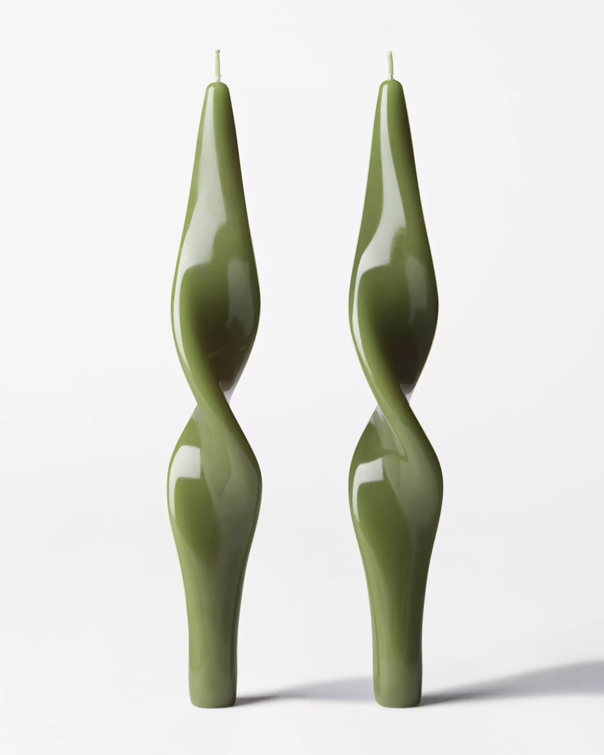bougies longues XL ⌀4,3 x 27 cm torsadées vert olive - lot de 2