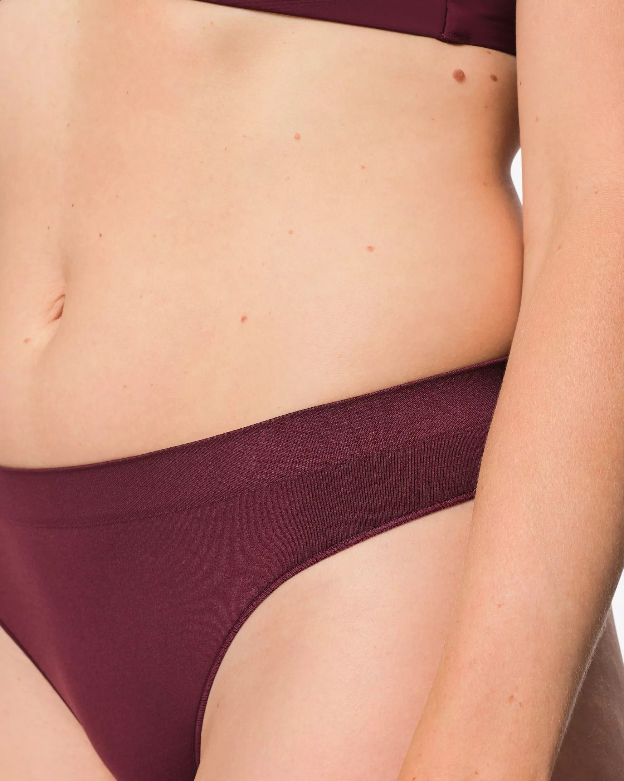 string femme microfibre sans coutures