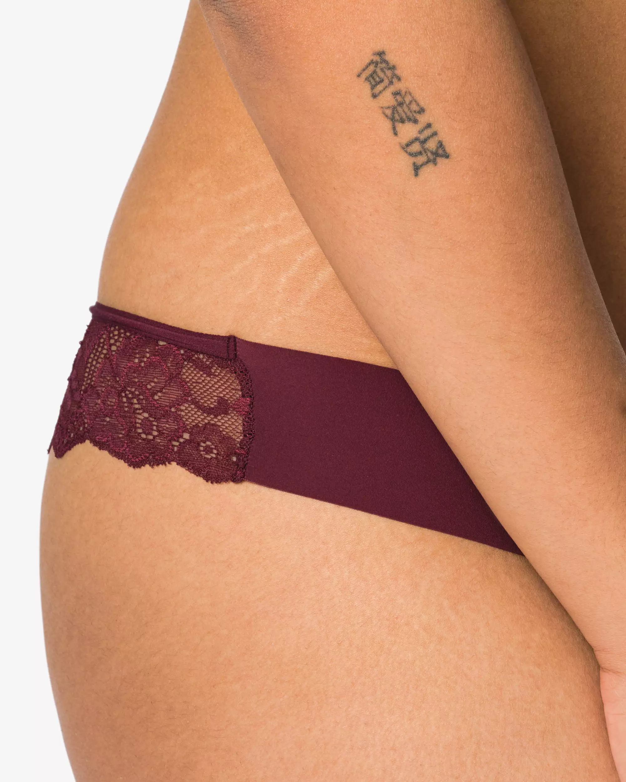 string femme microfibre découpé au laser avec dentelle