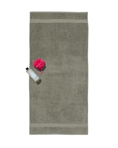 serviette 70 x 140 qualit&eacute; sup&eacute;rieure - gris-vert vert arm&eacute;e serviette 70 x 140 - 5200704 - HEMA