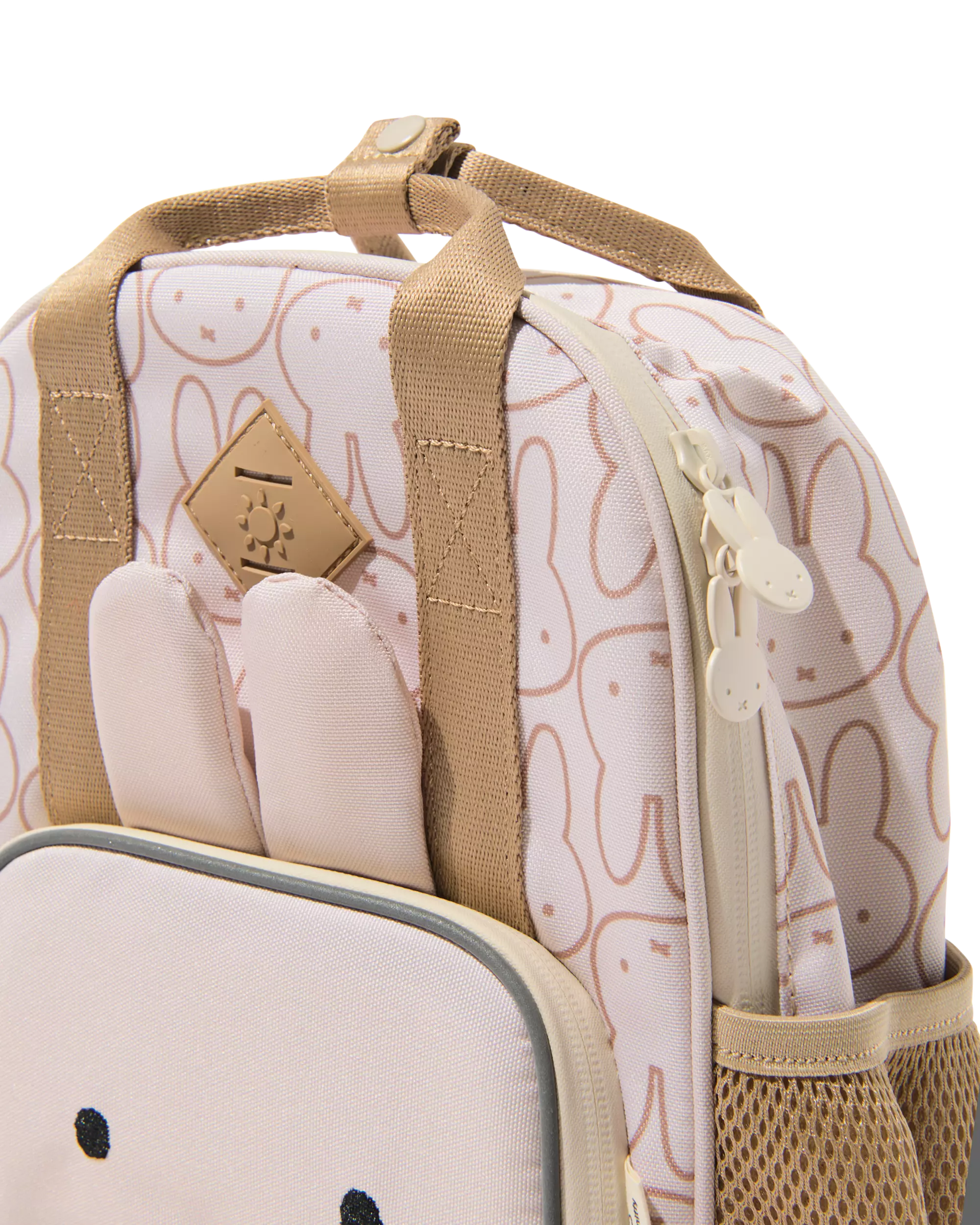 gouden label op babyregenrugzak met nijntje oren
