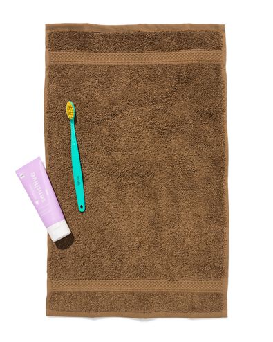 petite serviette 33x50 cm qualit&eacute; lourde marron moyen marron moyen petite serviette - 5200289 - HEMA