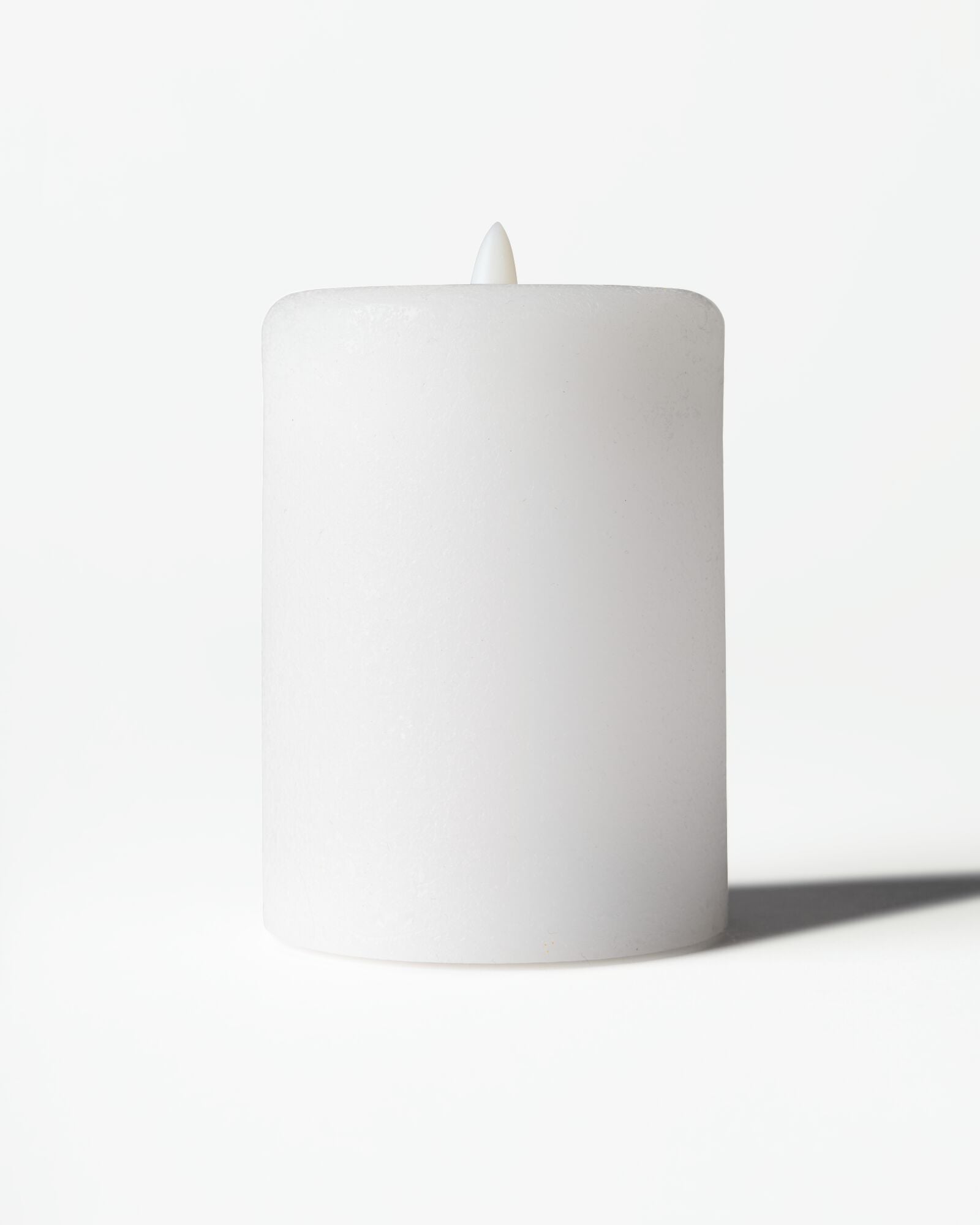 LED-Stumpenkerze, ⌀ 7,5 &times; 10 cm, rustikal, Wei&szlig; - 13550237 - HEMA