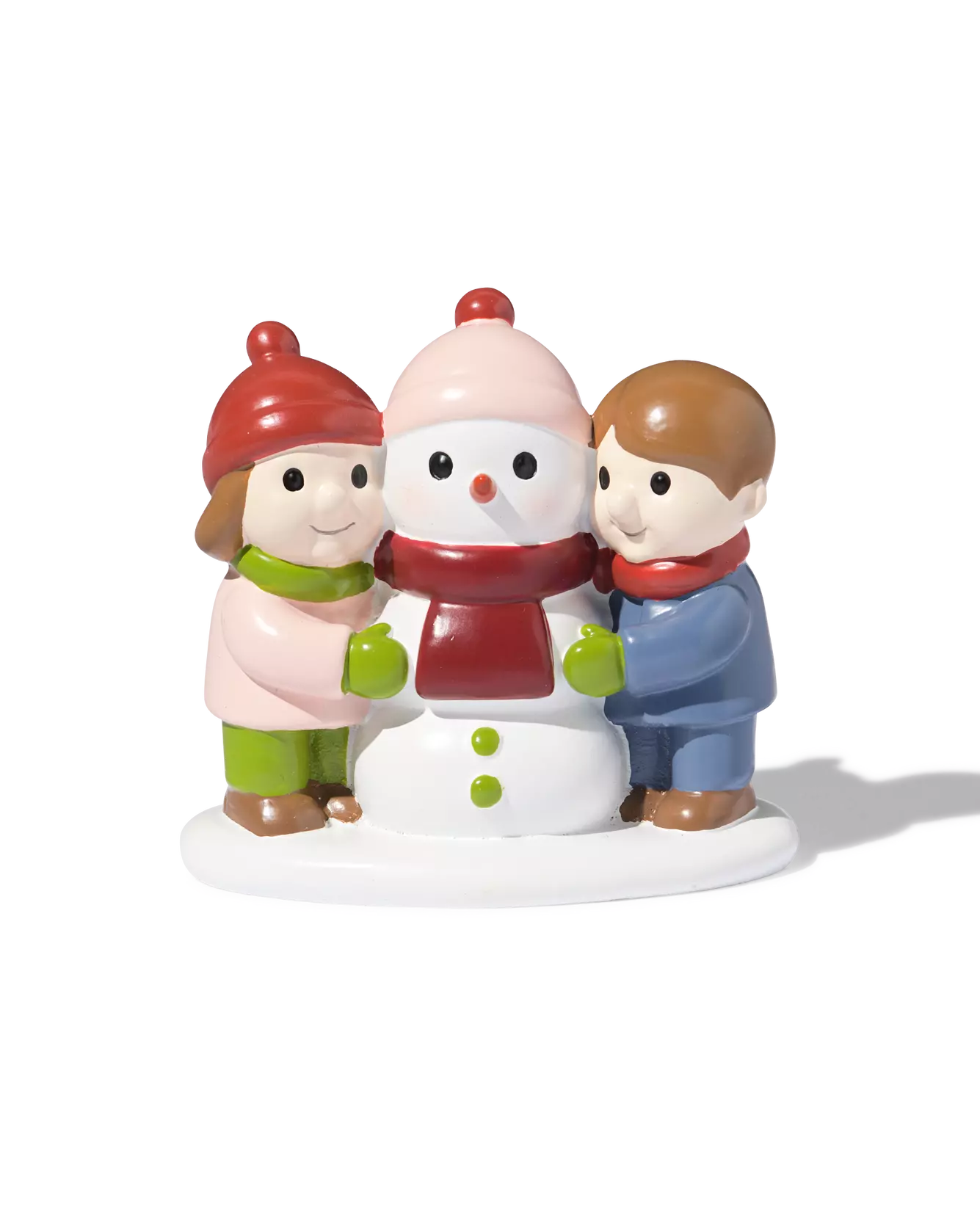 enfants avec bonhomme de neige devant le village de Noël
