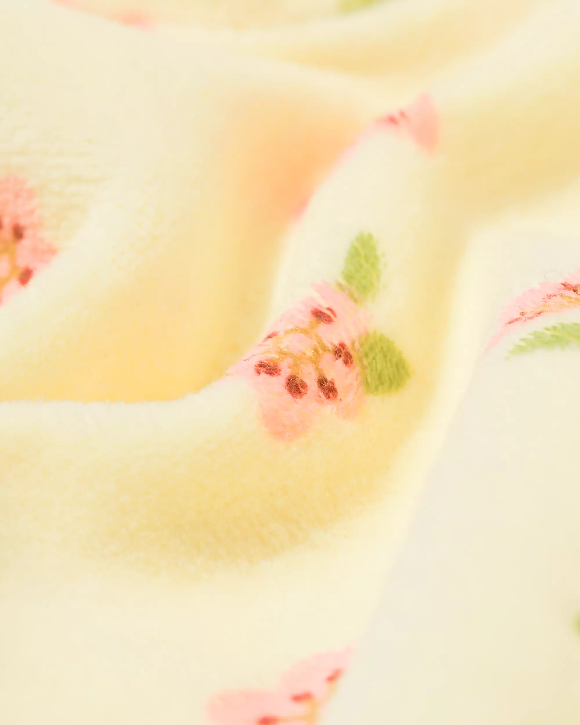 Kinderpyjama aus Velours mit Blumen