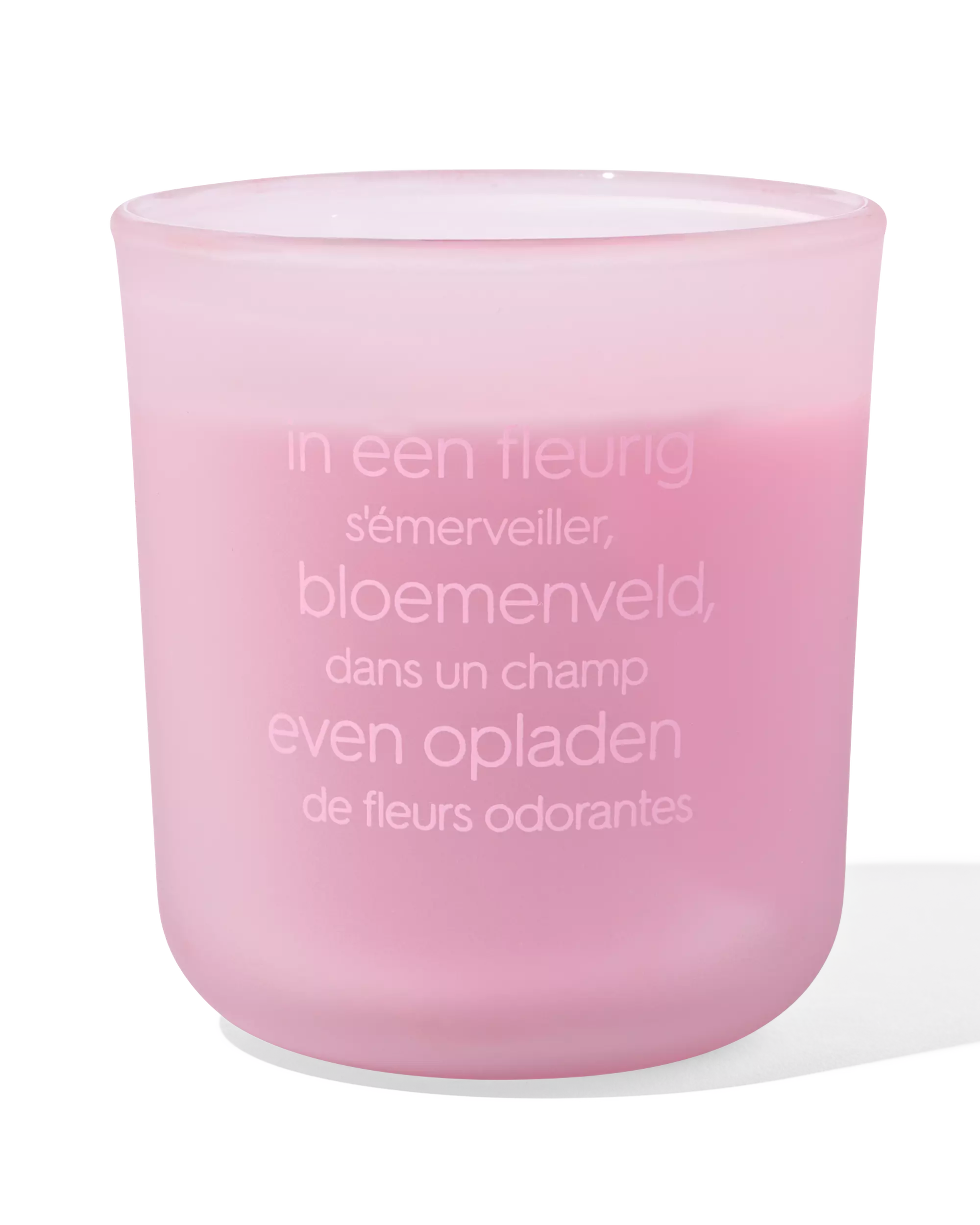 geurkaars tussen de bloemen