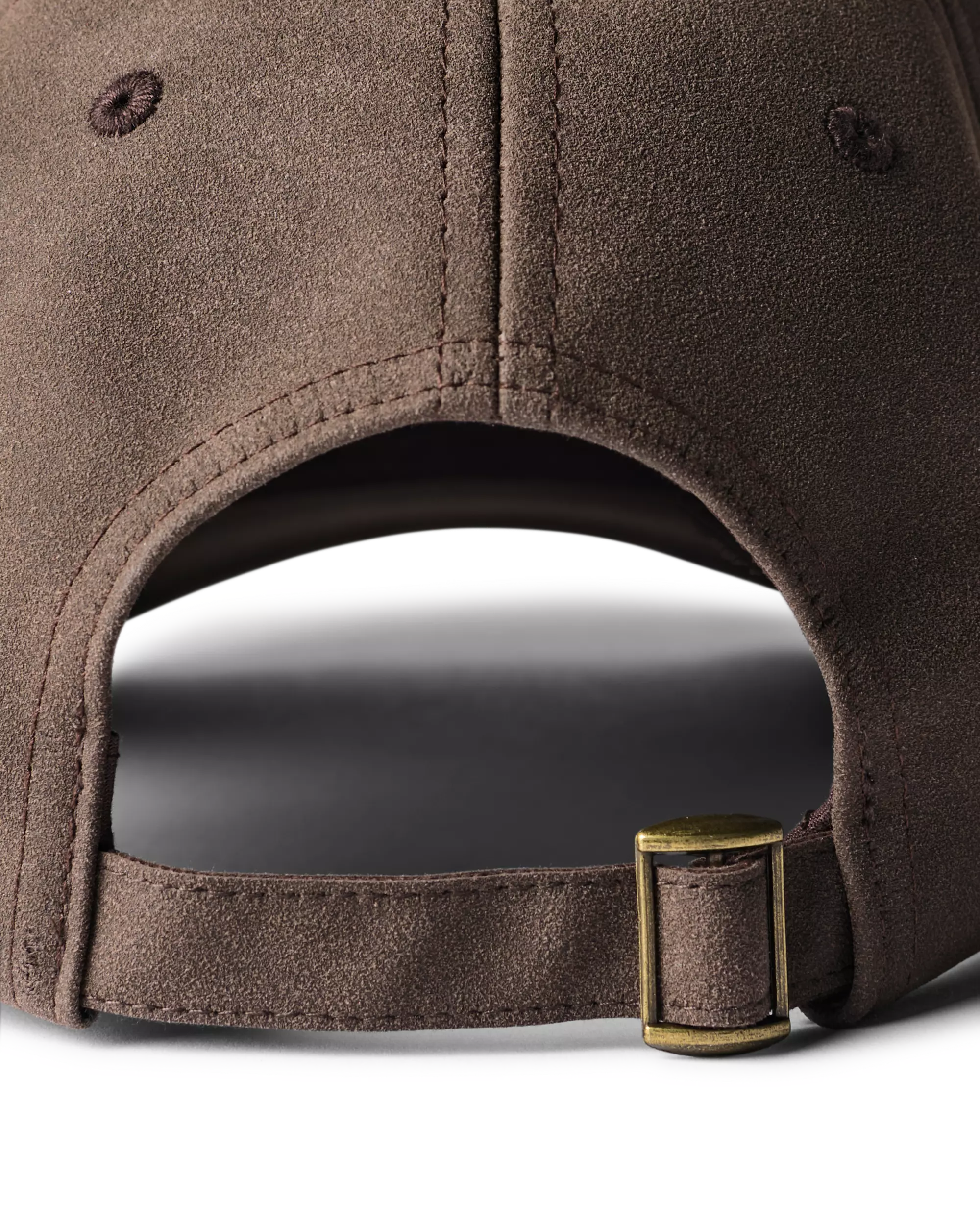verstellbare Schnalle an dunkelbrauner Damen-Cap aus Wildleder