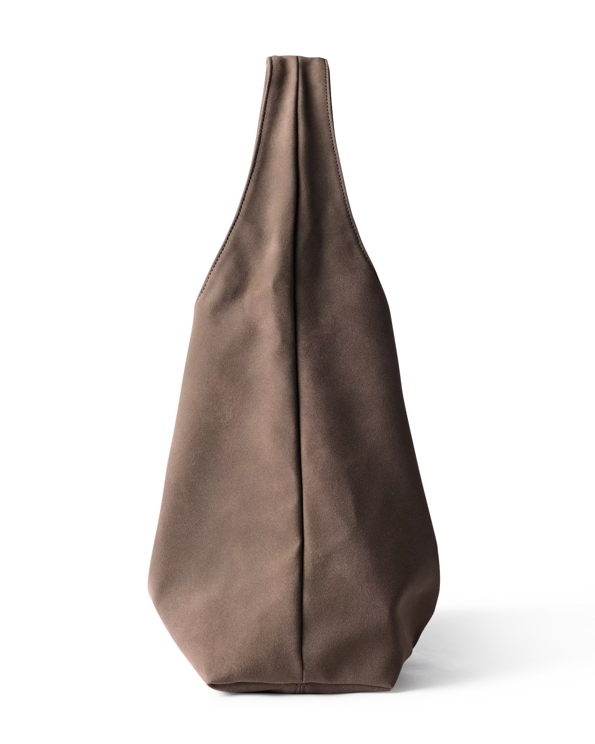 dos du sac à bandoulière triangulaire marron foncé aspect daim