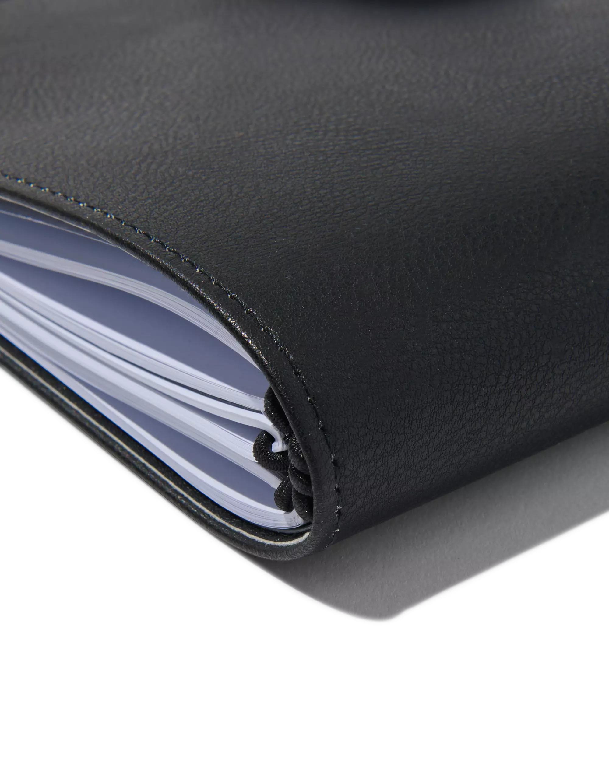 carnet rechargeable noir A5 rempli avec des lignes