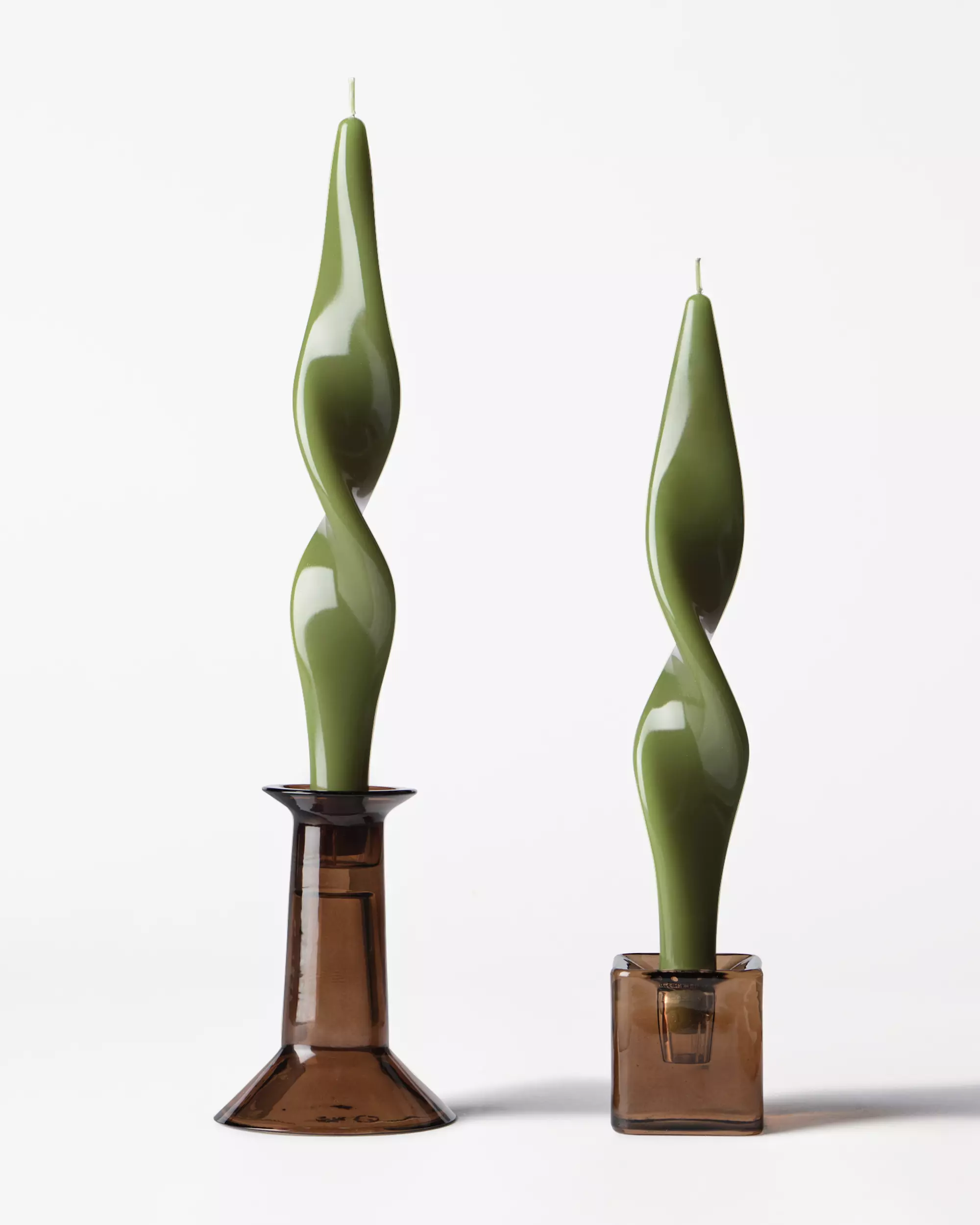 bougies longues XL ⌀4,3 x 27 cm torsadées vert olive - lot de 2